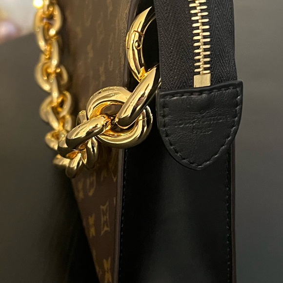 Authentic Louis Vuitton Toiletry 19 - Picture 9 of 14